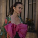 Lily Collins i Rotate-kjolen i 'Emily in Paris'