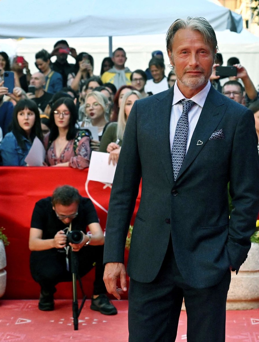 Danish actor Mads Mikkelsen poses on the red carpet of the 28th edition of Sarajevo Film Festival, on August 14, 2022. - Mikkelsen is to recieve honorary "Heart of Sarajevo" which he was awarded in 2020, but couldn't receive the award due to Covid-19 lock