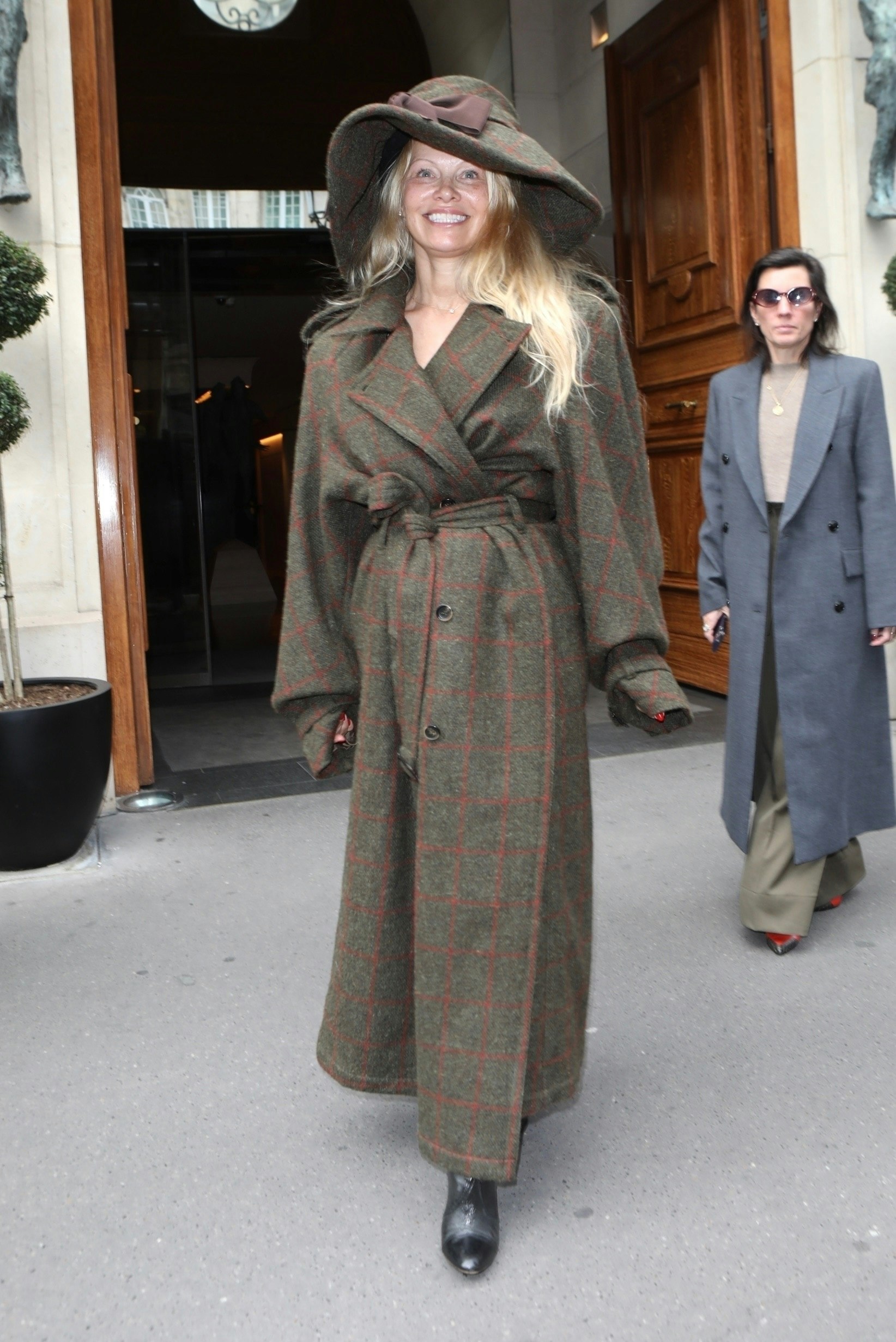 Paris, FRANCE - Actress Pamela Anderson stuns in a robe dress and matching fedora hat at the Vivian Westwood womenswear spring/summer 2024 show during Paris Fashion Week in France. Pictured: Pamela Anderson BACKGRID USA 30 SEPTEMBER 2023 USA: +1 310 798 9111 / usasales@backgrid.com UK: +44 208 344 2007 / uksales@backgrid.com *UK Clients - Pictures Containing Children Please Pixelate Face Prior To Publication*