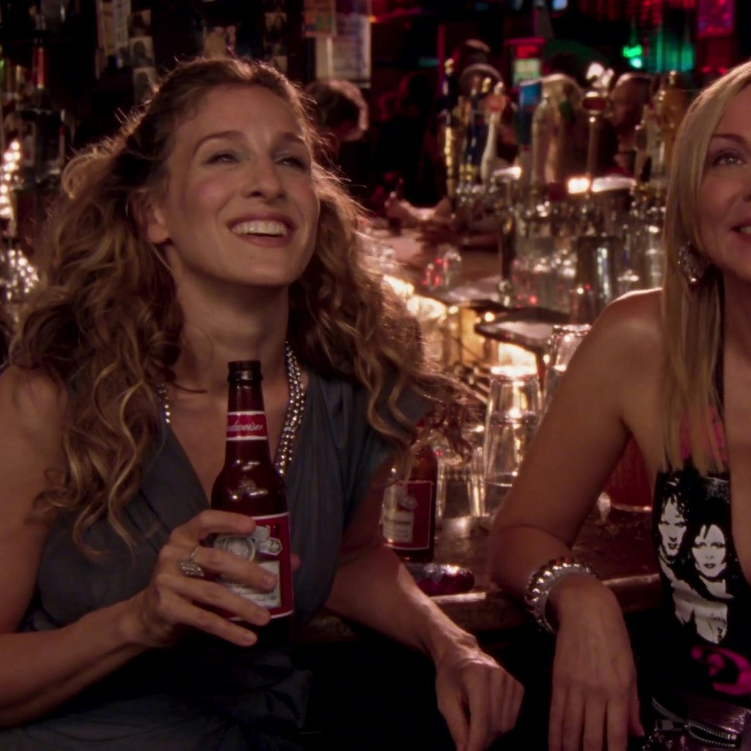 /2023-10-27/budweiser-beer-enjoyed-by-sarah-jessica-parker-as-carrie-bradshaw-in-sex-and-the-city-s06e07-the-post-it-always-sticks-twice-2003.jpg