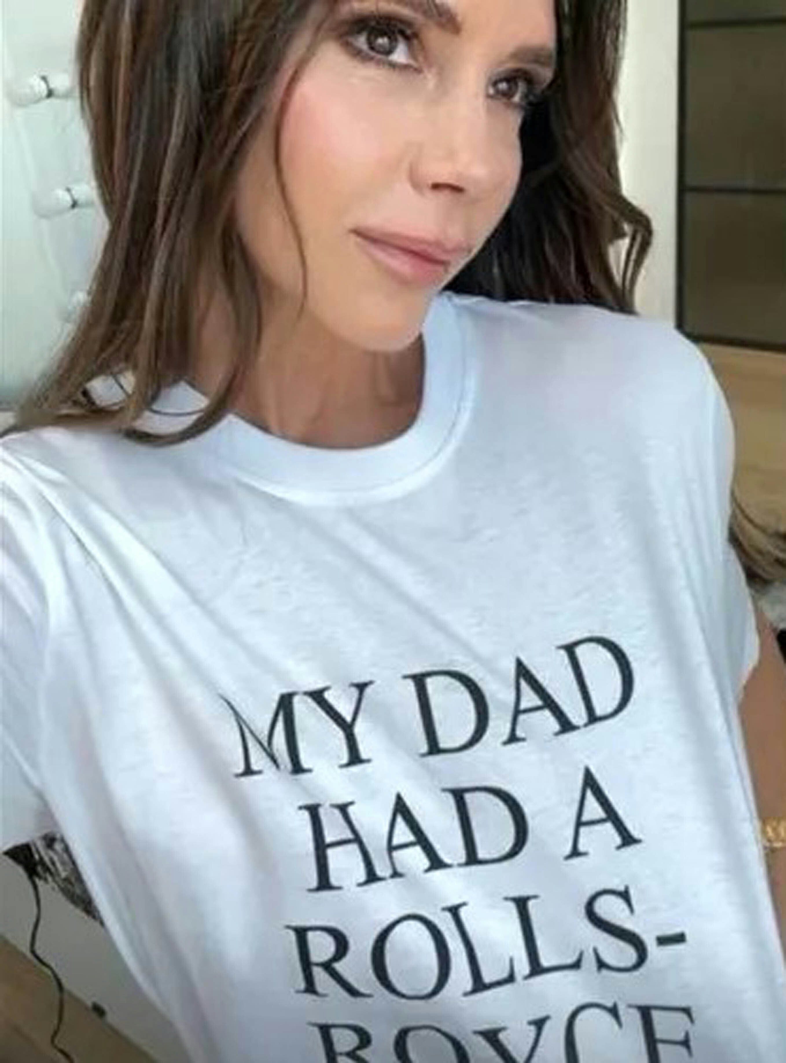 20-11-2023 Celebrity Selfies Pictured: Victoria Beckham released "My dad has a Rolls-Royce" T-shirt PLANET PHOTOS www.planetphotos.co.uk info@planetphotos.co.uk +44 (0)1959 532 227
