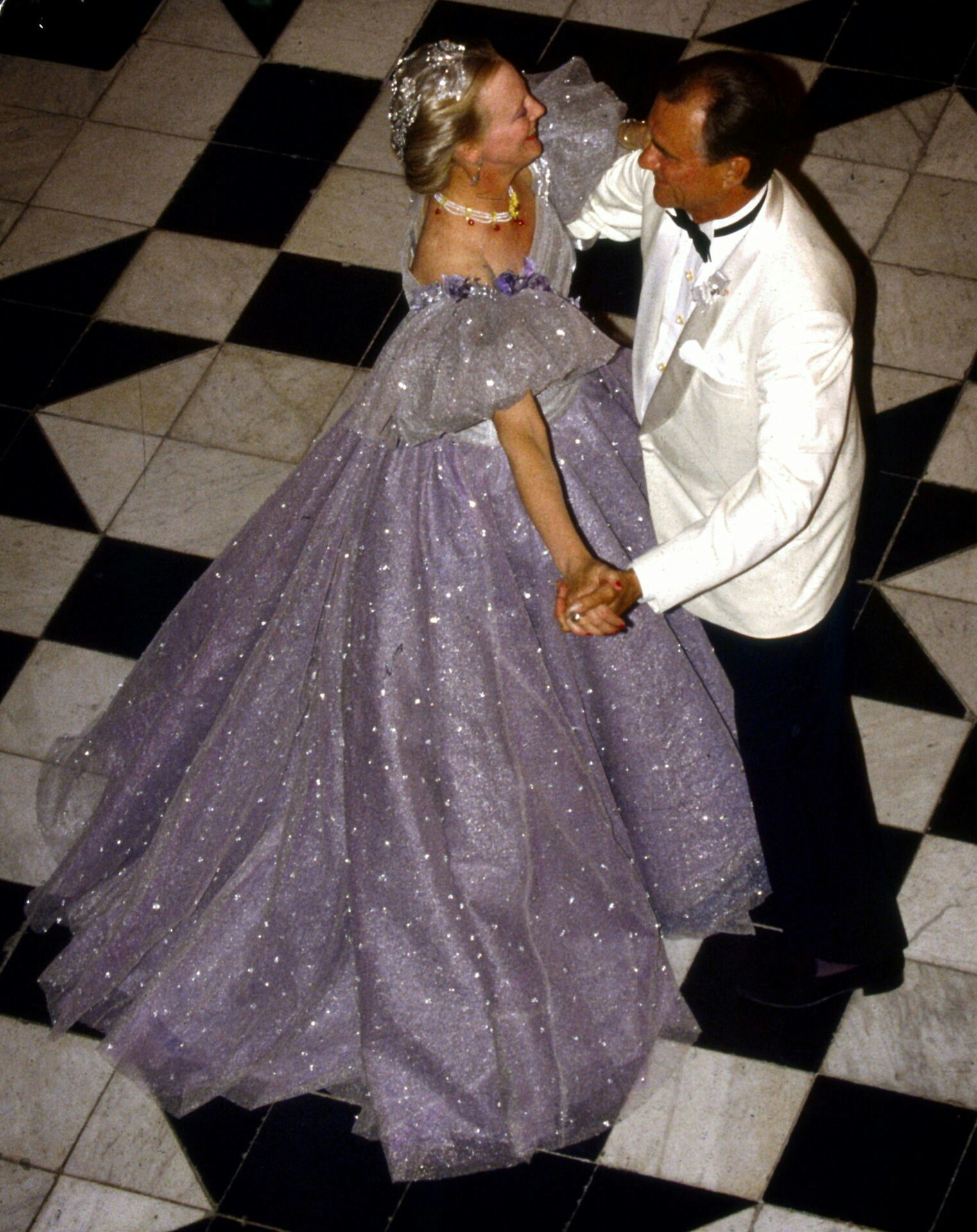 1992.-Dronning Margrethe og prins Henrik danser brudevals til deres sølvbryllup på Fredensborg Slot.