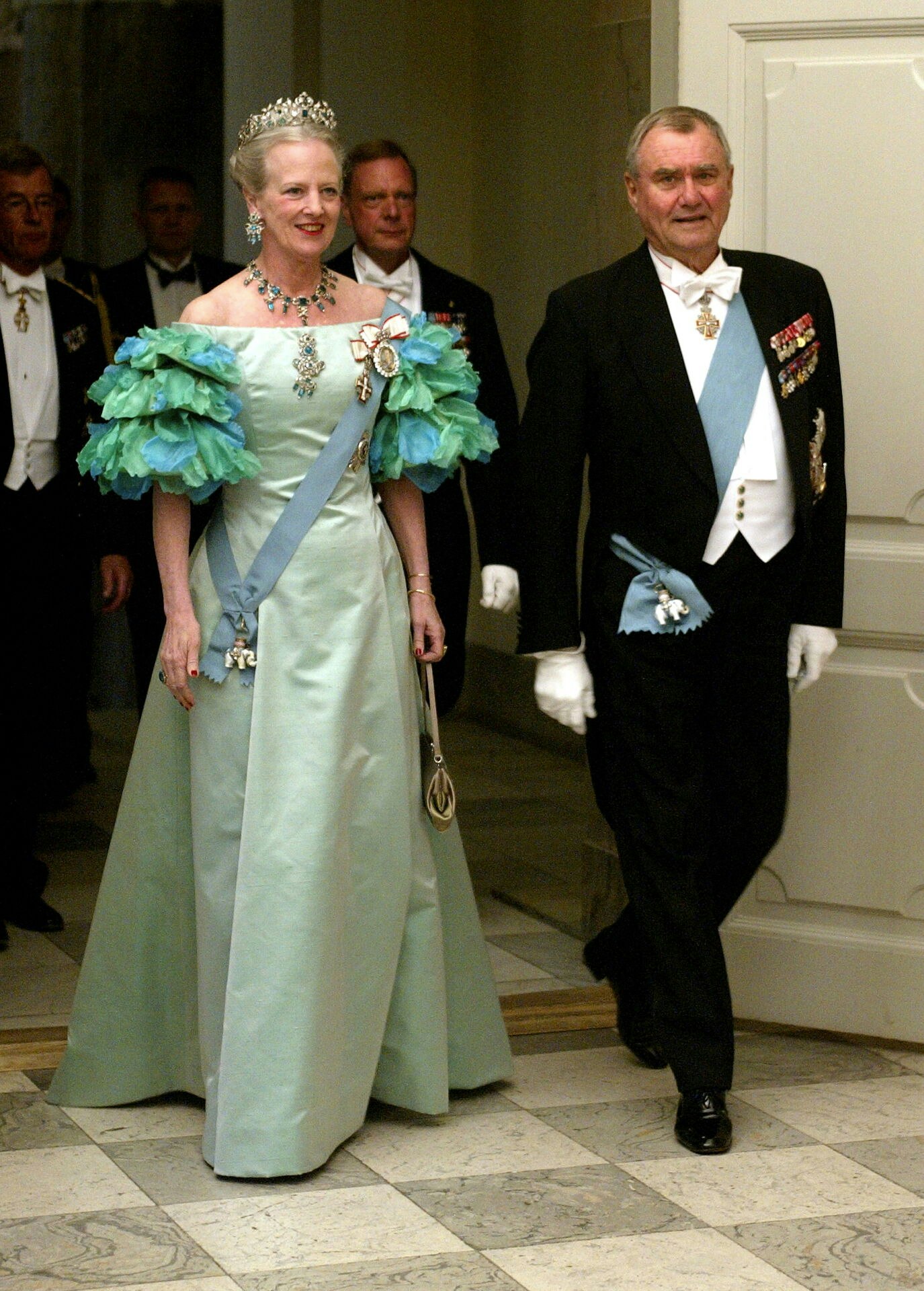 Dronning Margrethe og Prins Henrik ankommer til gallamiddag på Christiansborg i anledning af det forestående royale bryllup.