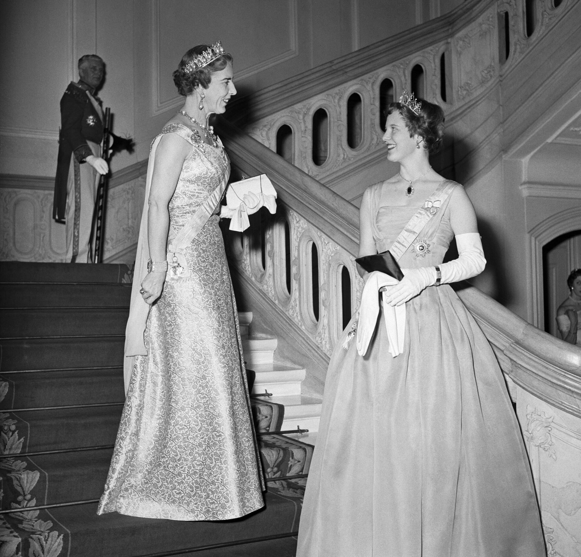 Dronning Ingrid og Tronfølgeren Prinsesse Margrethe ved Kongeparrets tredje aftenselskab.