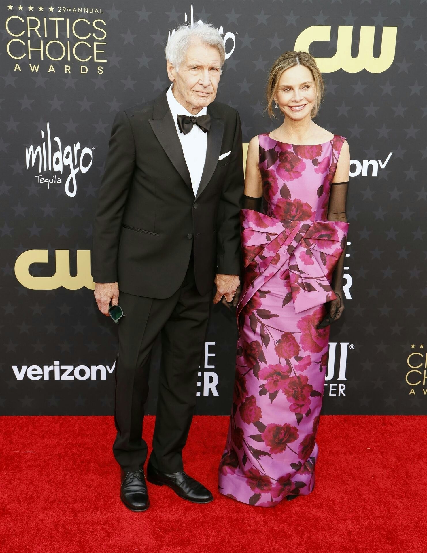 Santa Monica, CA - Celebrities attend the 29th Annual Critics Choice Awards at Barker Hangar in Santa Monica, California. Pictured: Harrison Ford, Calista Flockhart BACKGRID USA 15 JANUARY 2024 BYLINE MUST READ: Juan Rico / BACKGRID USA: +1 310 798 9111 / usasales@backgrid.com UK: +44 208 344 2007 / uksales@backgrid.com *UK Clients - Pictures Containing Children Please Pixelate Face Prior To Publication*