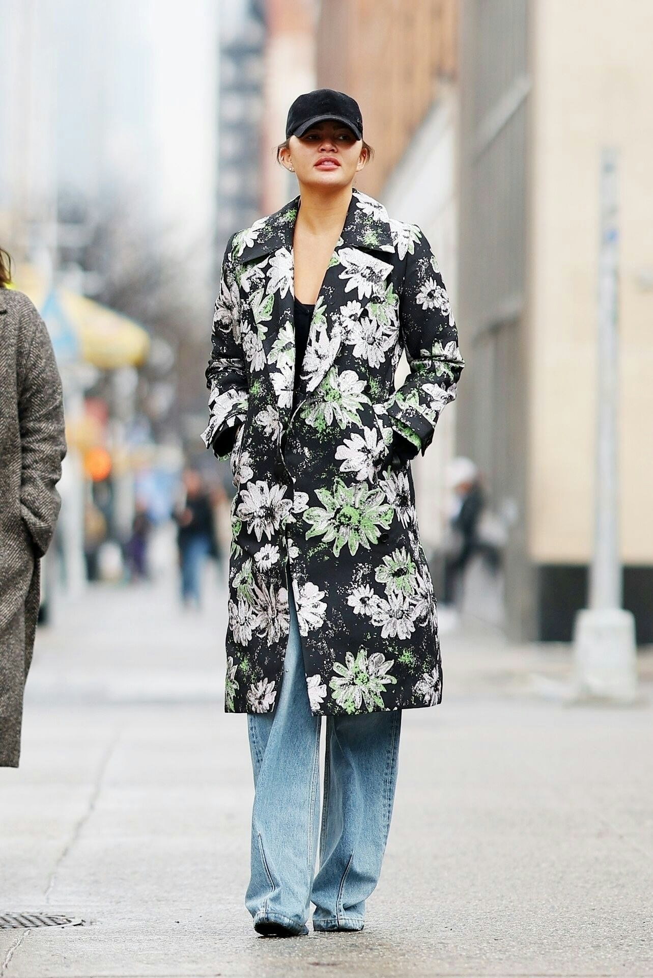 New York, NY - Chrissy Teigen dons a floral print raincoat, denim, and a cap while strolling the streets of NYC this morning under a light rain. Pictured: Chrissy Teigen BACKGRID USA 25 JANUARY 2024 BYLINE MUST READ: TatianaK / BACKGRID USA: +1 310 798 9111 / usasales@backgrid.com UK: +44 208 344 2007 / uksales@backgrid.com *UK Clients - Pictures Containing Children Please Pixelate Face Prior To Publication*