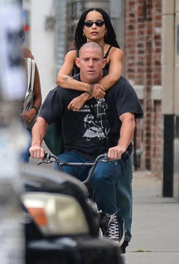 Zoe Kravitz og Channing Tatum cykler i New York