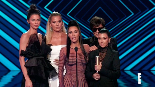 kim-kardashian-kourtney-peoples-choice-awards-2-elle-dk.jpg