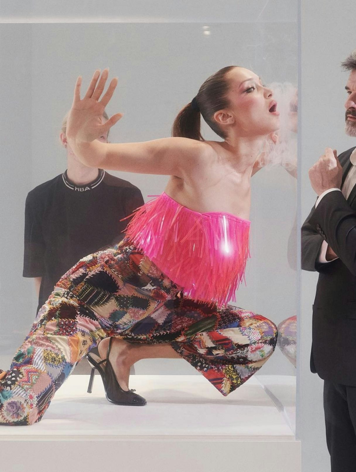 Bella Hadid som kunstværk i nyt, cool photoshoot 