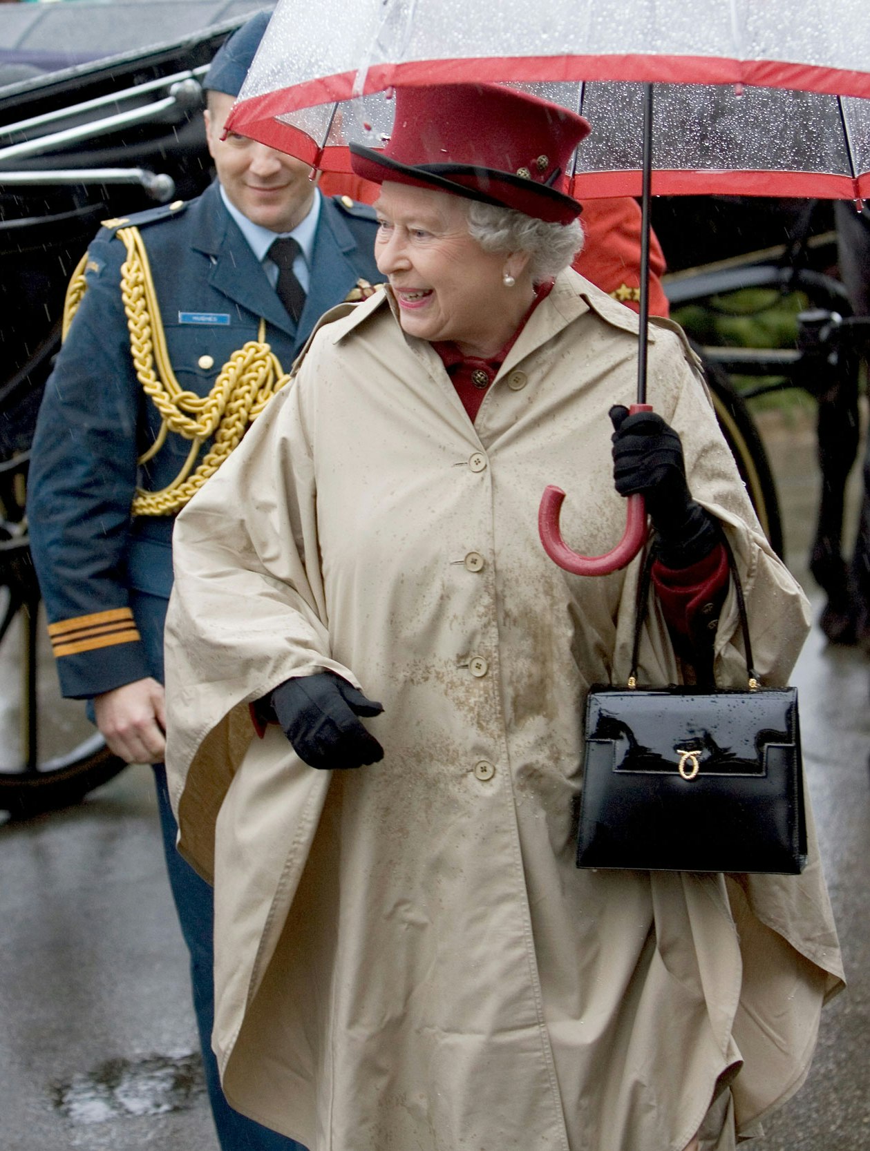 Dronning Elizabeth får sine paraplyer speciallavet