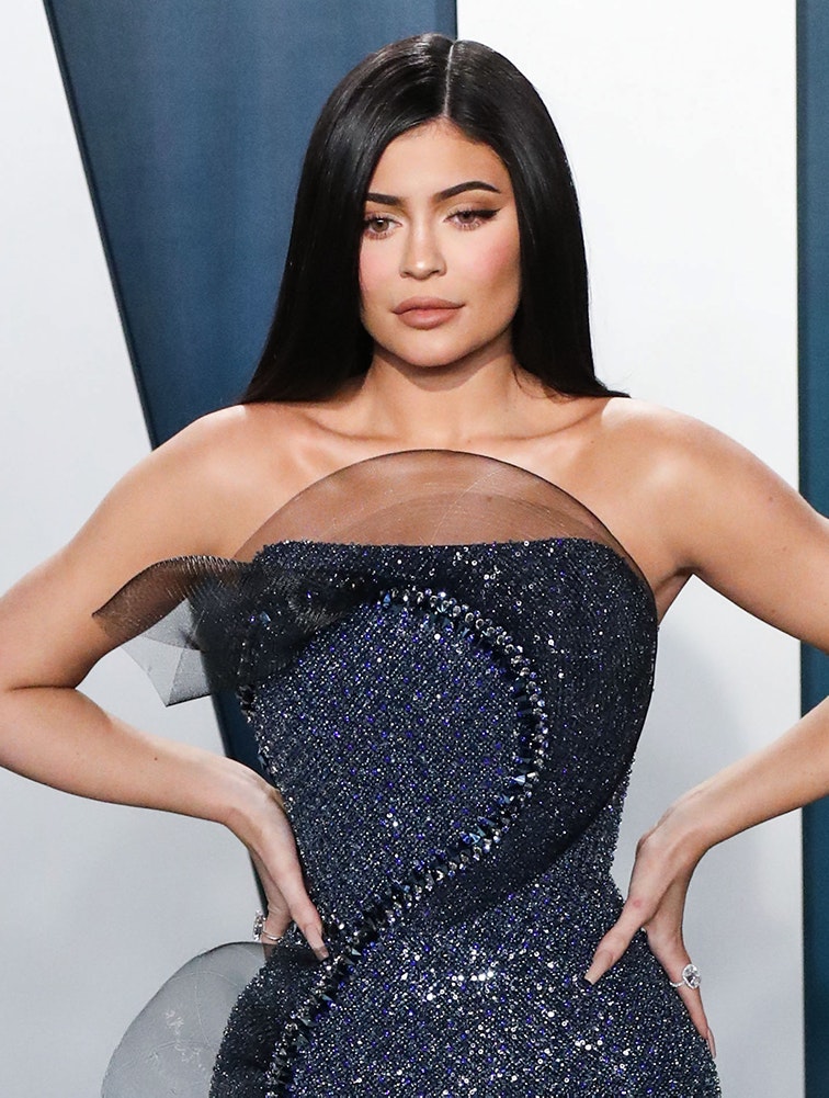 Kylie Jenner viser sin gravide mave frem