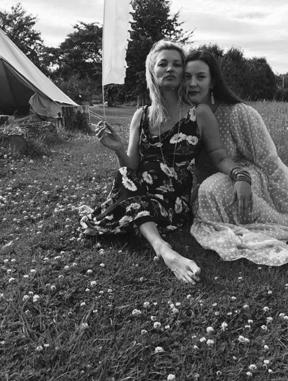 Liv Tyler fejrer sin 40 års fødselsdag med Kate Moss - iført kjole fra Stine Goya
