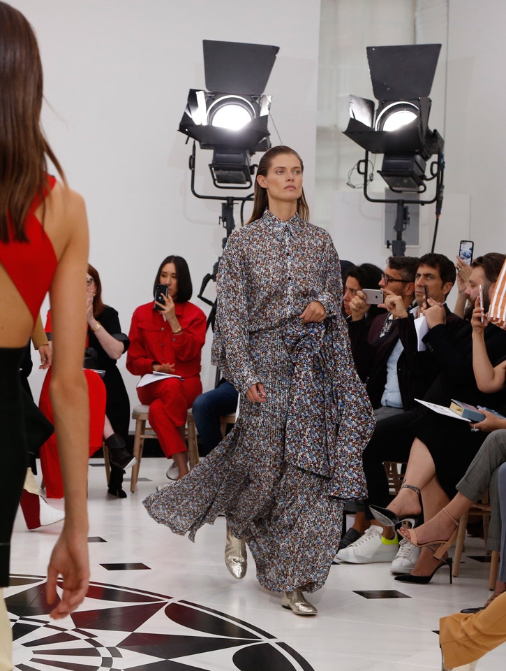 London Fashion Week viste feminine print og power suits 