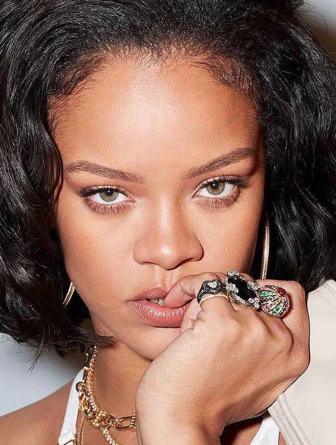 Rihanna har fået ny frisure