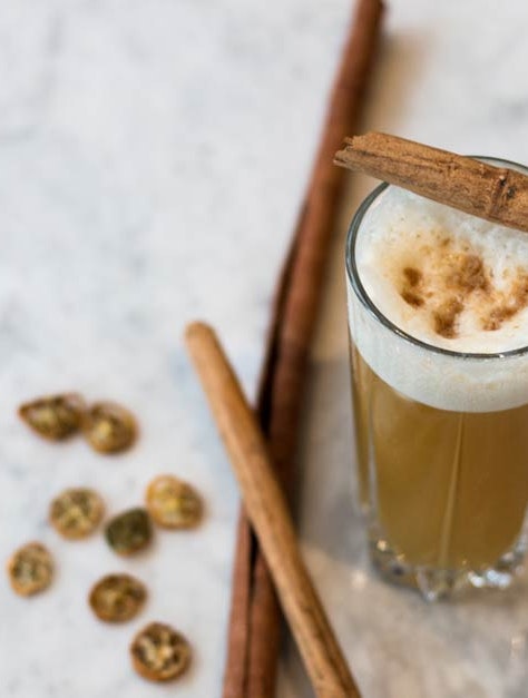 Opskrift: Talisker Skye-cocktail med tranebær, ananas og rooibos te