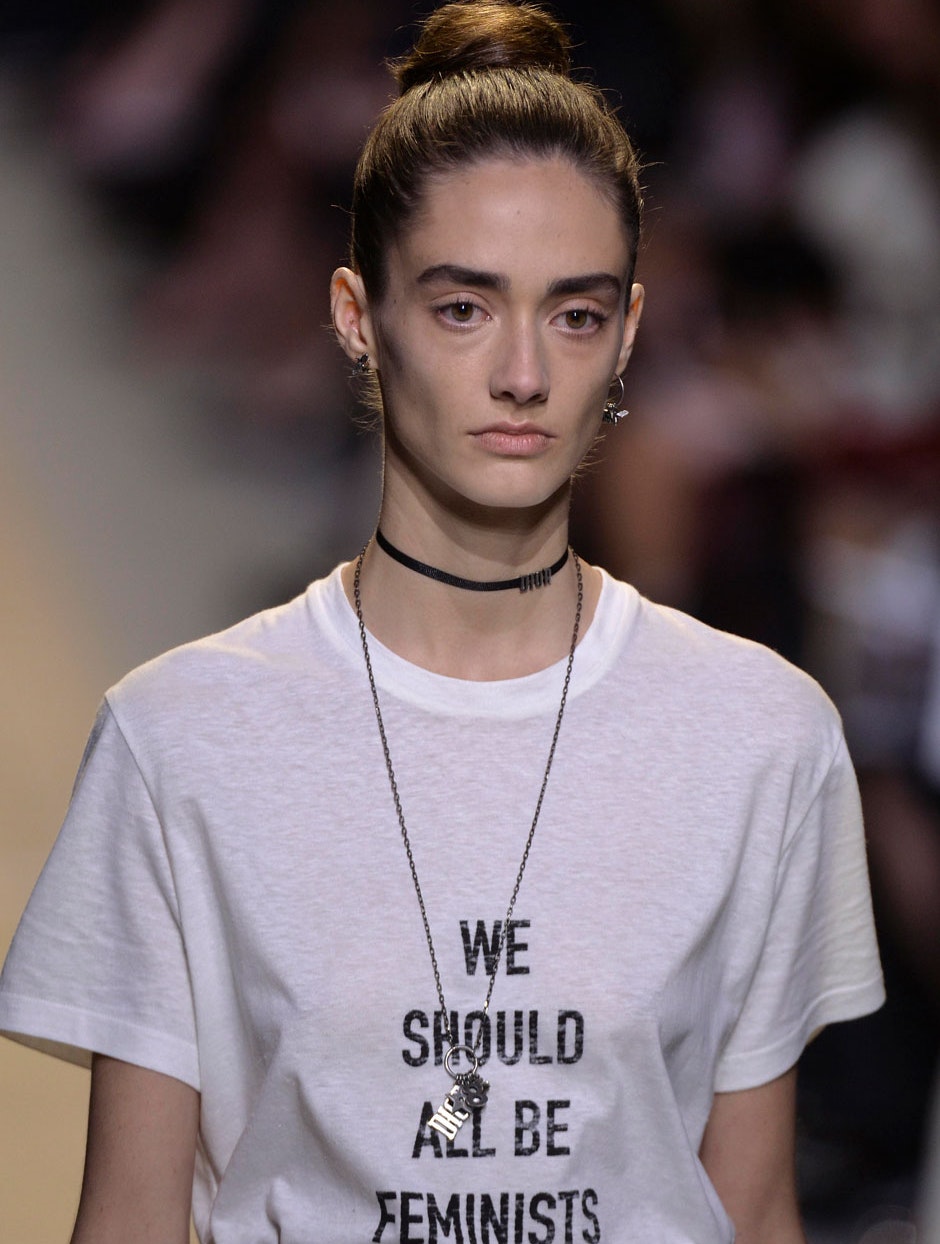 Bag om statement T-shirten, der blev "talk of the town" under Paris Fashion Week