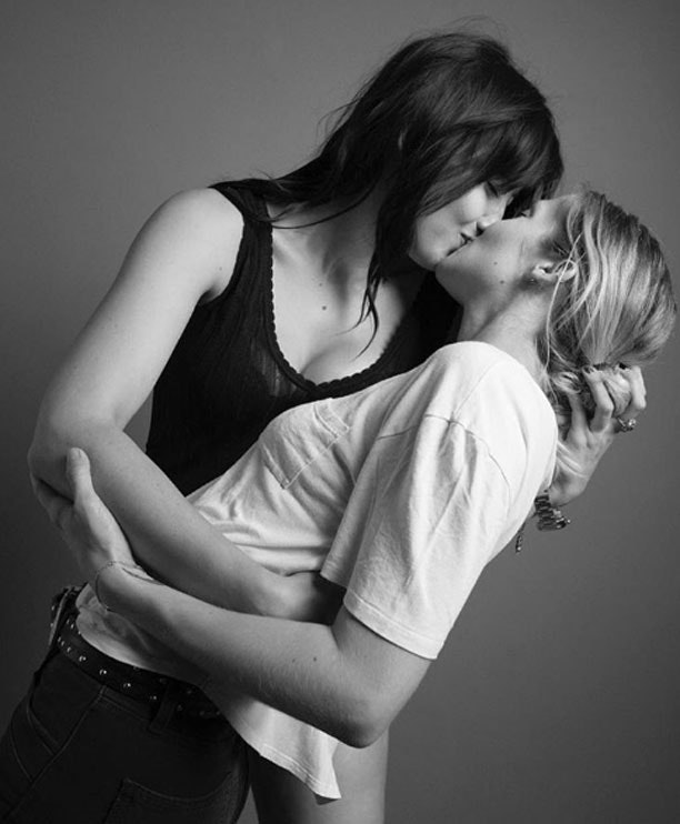 Kendisser kysser for at skabe opmærksomhed omkring leukæmi