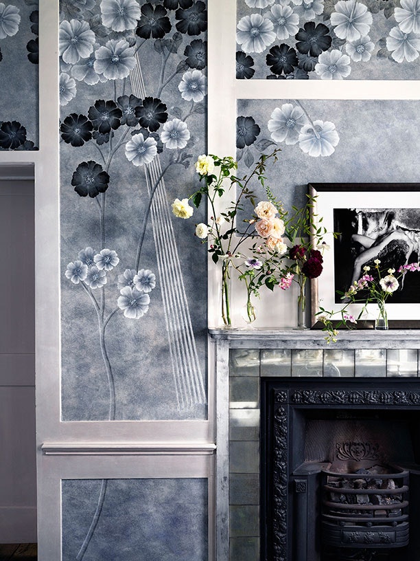Blomstrende vægge: Kate Moss designer håndmalet tapet for de Gourney