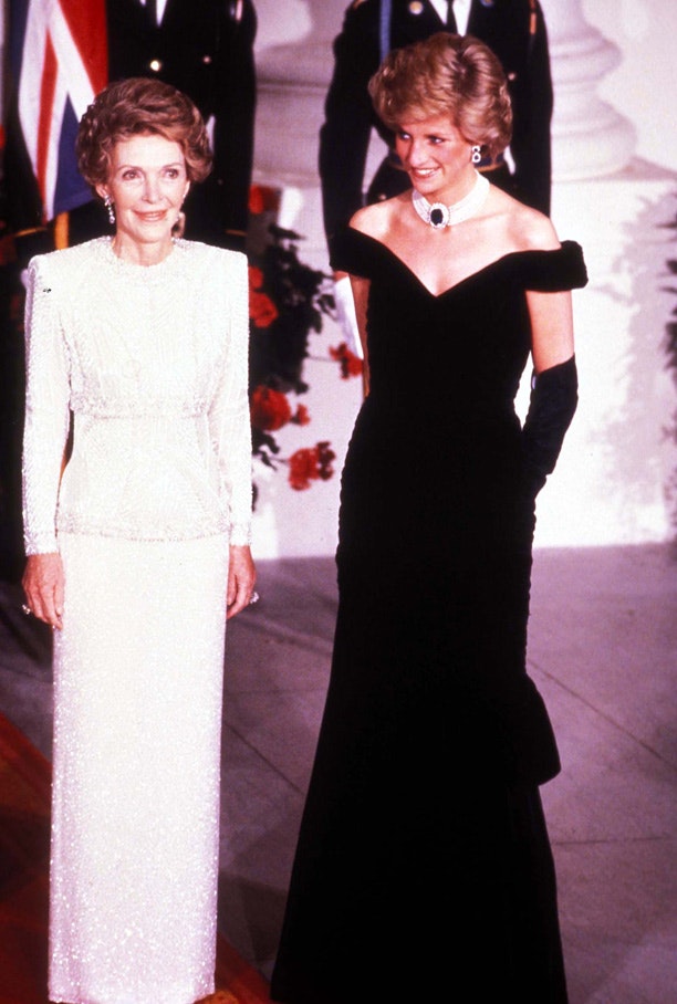 Oplev 26 af prinsesse Dianas mest ikoniske outfits