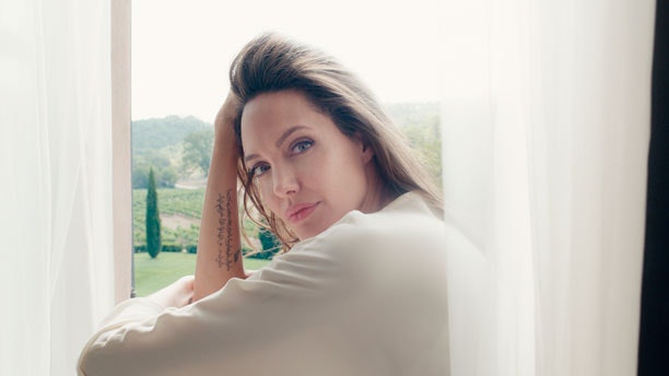 Angelina Jolie er nyt ansigt for Guerlain – og donerer hele sin løn til velgørenhed